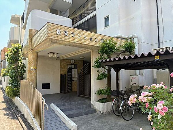 スロープ付きでバリアフリーに配慮されたエントランス