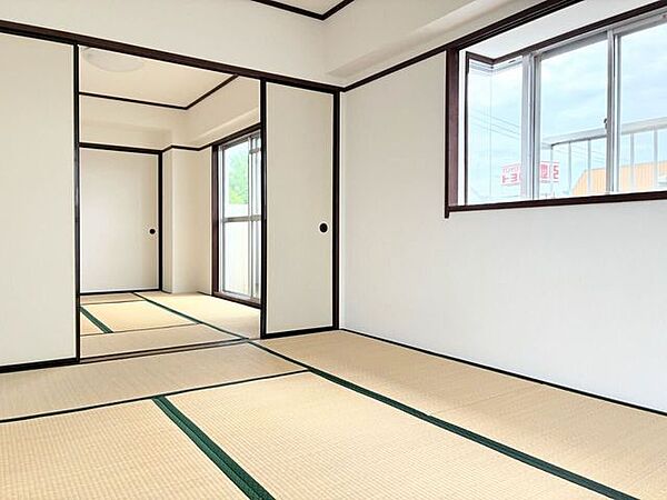 バルコニーに面した和室窓からの日差しも気持ちがよいですね