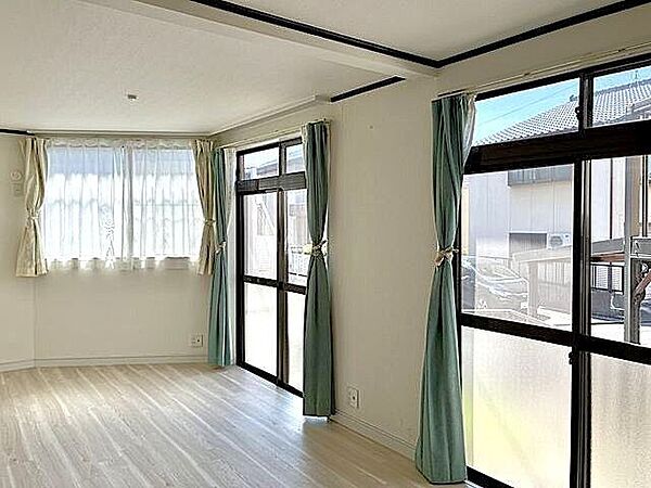 3つの窓から光が差し込むリビング。たっぷりの日差しで差し込みぽかぽか