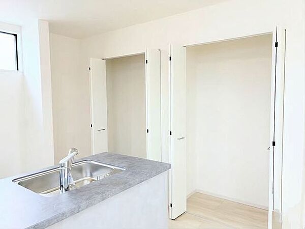 キッチンのすぐ横に大型クローゼットを2つ完備。日用品から買い置きまでまとめて収納