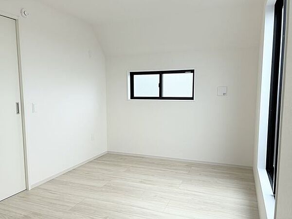 天井の傾斜がお洒落なアクセント