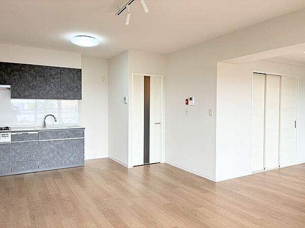 重厚感あるヴィンテージレジデンスの扉を開けると、そこには洗練されたモダンな空間が広がっています