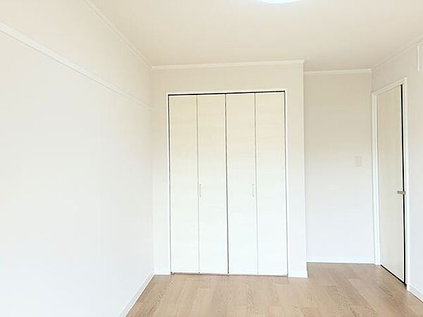 開口部の広い折れ戸式クローゼット