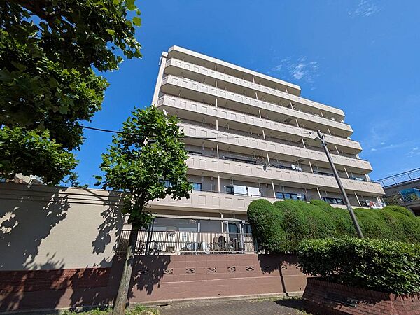富士山が見える西側からの外観。貫井川緑道に面しているので、眺望、日当たり、通風がとってもいいです。