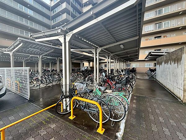 広々とした屋根付き駐輪場で自転車の出し入れもスムーズ。通勤・通学にも便利な環境です。