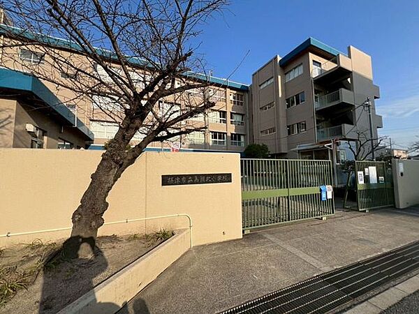 摂津市立鳥飼北小学校 810m