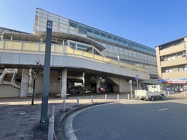 大阪モノレール線「摂津駅」 690m
