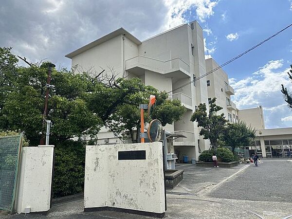 摂津市立鳥飼西小学校 90m
