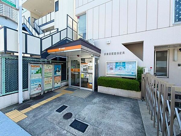 摂津香露園郵便局 180m