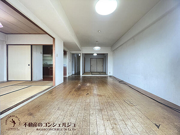 左手（西側）の和室と一体にリフォームすると22帖超のLDKが創れます。