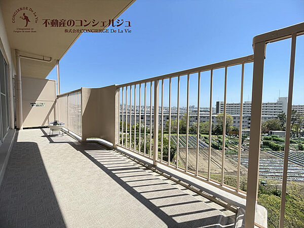 奥行もあるワイドバルコニーです。