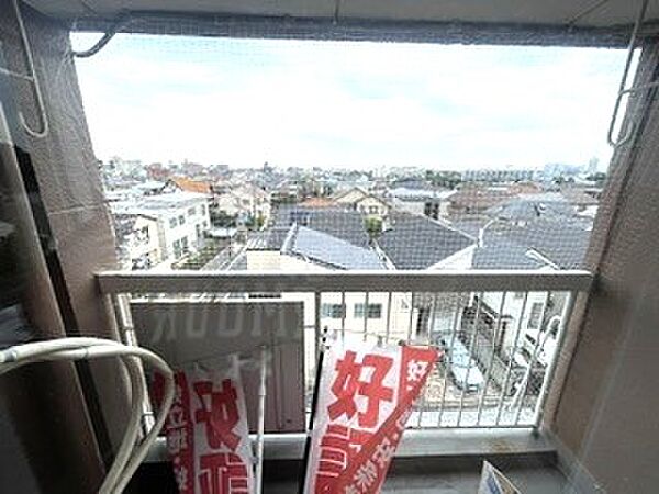 開放感のあるバルコニー空間。日当たりや通風も良好で、日々のお洗濯物を干すスペースとしてはもちろん、心地よい外の空気を感じながらちょっとした気分転換をする場所にも最適です。