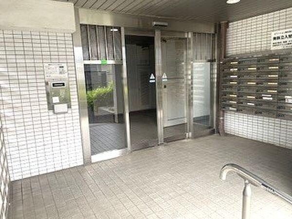 オートロックを備えた安心感のあるエントランス。共用部は清潔感が保たれ管理状態も良好で、ご家族はもちろん、大切なお客様も気持ちよく迎えられる住まいの第一印象を演出します。