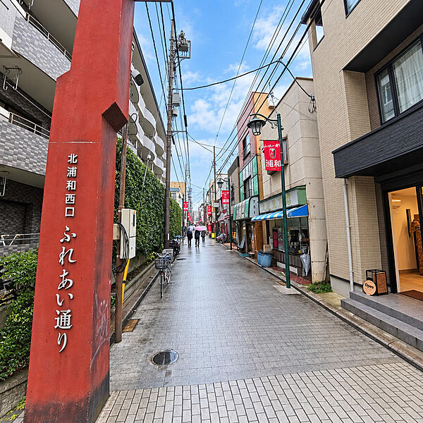 家の外はこんな雰囲気。住むなら、部屋と同じくらいこの辺も見てほしい。
