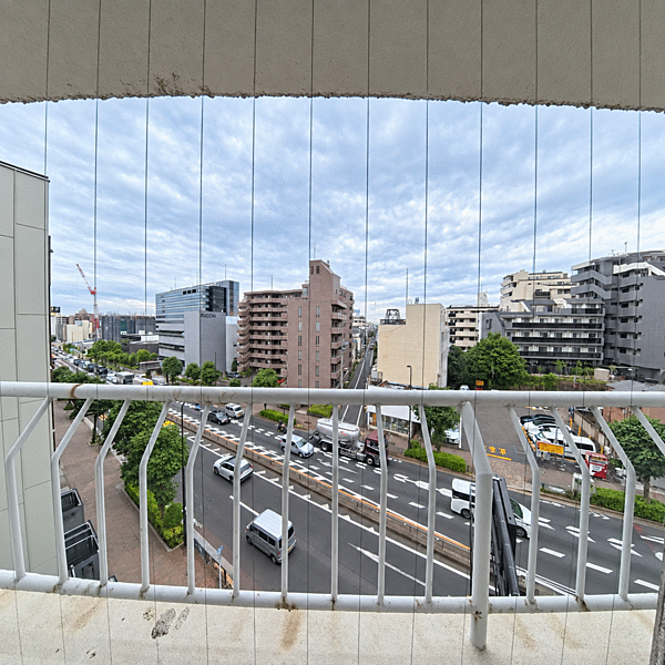 窓の外に広がる街並み。現地では周囲の環境や抜け感もあわせてご覧ください。