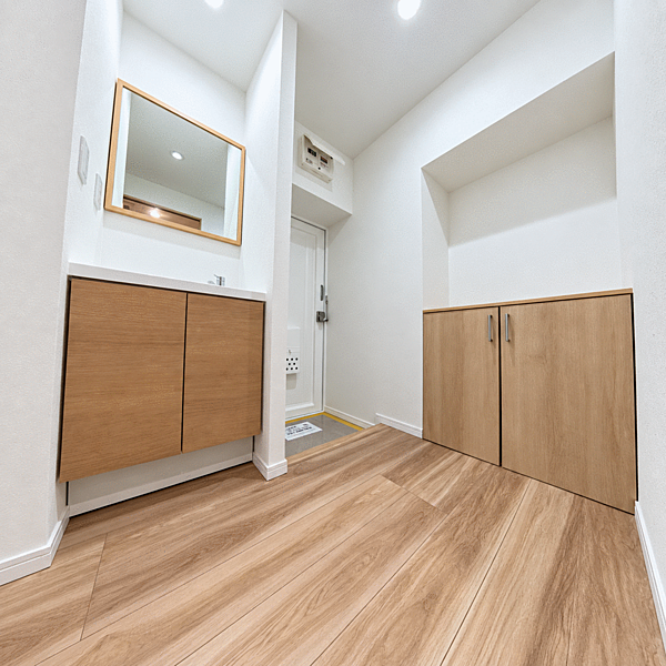 白を基調に木目を合わせた、明るく落ち着いた内装に仕上がっています。