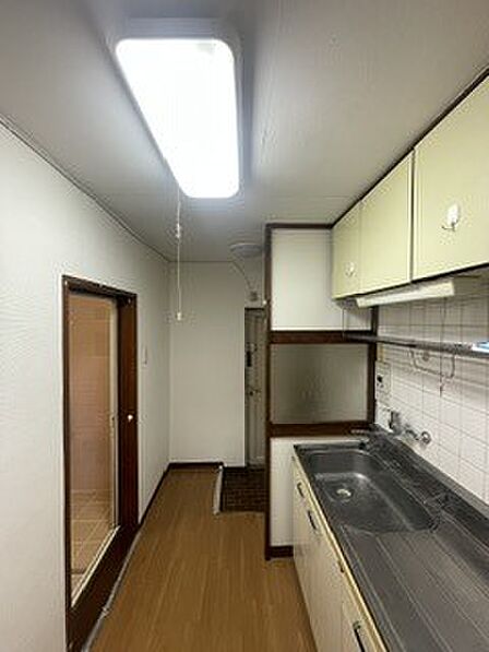 フライパンや鍋も収納可能なキッチンとなっております。