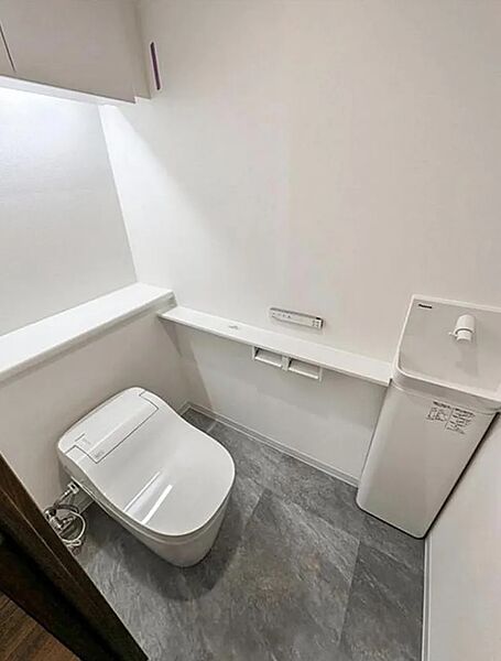 すっきりとしたデザインのタンクレストイレ。タンクがないため空間が広く感じられ、掃除もしやすくトイレ空間を清潔に保ちやすくなります。棚が設けられているためストックの収納も可能です。
