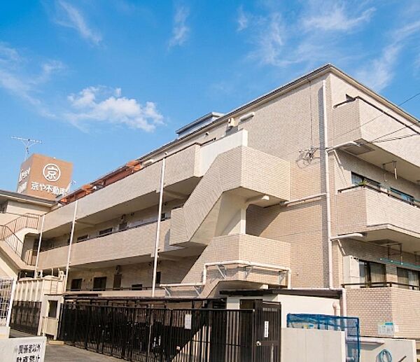 採光・通風に優れた南向きの建物となってます。バルコニーが明るい陽ざしをたっぷりと受け洗濯物も乾きやすくなってます。