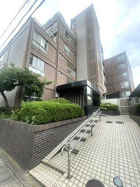 ブラウンを基調とした落ち着きのある外観が印象的なマンション。駅徒歩5分の利便性に加え、5階部分・角部屋ならではの陽当たりと通風の良さが、毎日の暮らしをより快適にしてくれます。