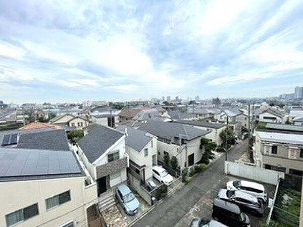 バルコニーから広がる、遮るもののない開放的な眺望。周囲に高い建物が少なく、遠くまで見渡せるため、心地よい風を感じながら毎日のリフレッシュタイムを楽しめる贅沢なロケーションです。