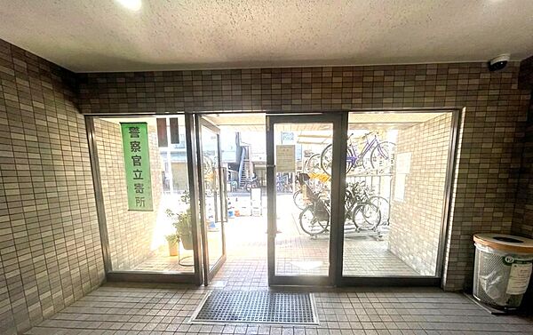 明るく開放的なガラス張りのエントランスです。防犯カメラを設置しているほか、警察官立寄りもあり日々の安全と安心を見守る防犯体制が整っています。