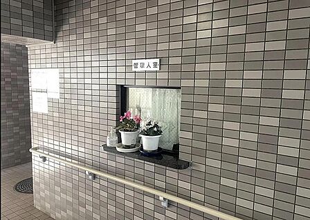 管理人が日勤で勤務しており共有部分の清掃や日々の見守りなど管理体制が整っています。何かあった際も迅速に対応してもらえるためセキュリティ面でも安心です。