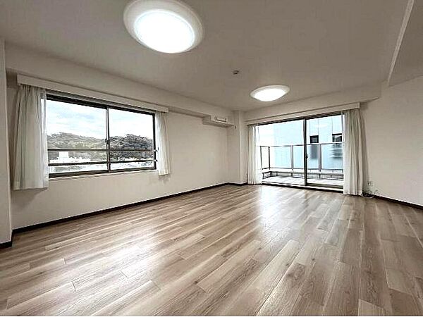 2面採光による豊かな光が差し込む明るく開放的なリビングダイニングです。木目の美しいフローリングと落ち着いた色合いが調和しご家族みんなが心地よく寛げる空間を演出します。