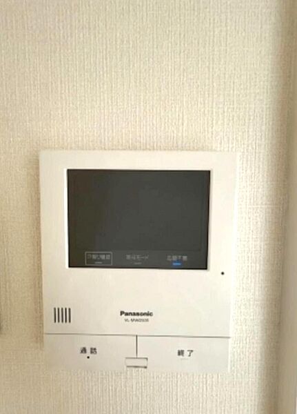 モニター付きインターホンとなっており来訪者の顔を確認でき安心です。
