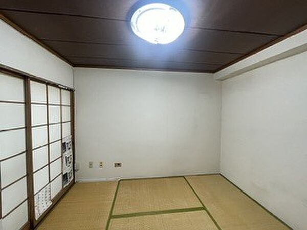 畳表替、壁クロス、襖張替えのリフォーム予定となってます。清潔感のあるお部屋で新生活をスタート可能です。陽当たりが良く明るいお部屋となってます。