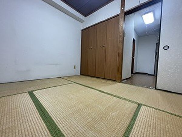 落ち着いた雰囲気の和室には衣類や寝具などが収納できる大型クローゼットが備わっており居住スペースを広く利用できます。