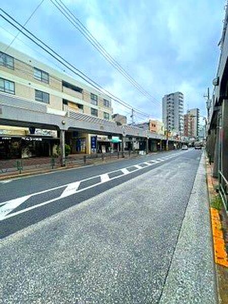 しっかりと舗装され見通しが良く開放感のある前面道路です。歩道やアーケードが整備されており雨の日でもぬれずに快適に行き来できます。お出かけやお買い物がスムーズに行える便利な住環境です。