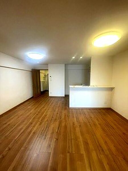 柱や出っ張りが少なく家具のレイアウトがしやすくすっきりとした間取となってます。対面カウンター越しに家族の笑顔を見渡せおしゃべりも楽しめます。家事をしながらもコミュニケーションが取りやすくなってます。