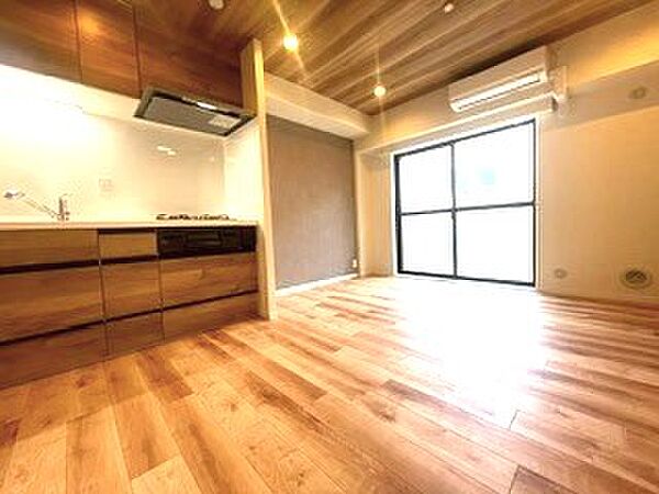 【当社窓口限定・仲介手数料10万円】新規リノベーションが完成しました。LDKいっぱいに広がる木目天井と、床・キッチンまで木目でまとめた温かみのある1LDKです。