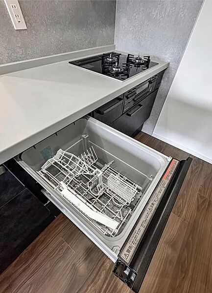 作業スペースも広く確保されて調理も捗ります。さらに面倒な家事のお助けアイテム食洗機付き！！お皿洗いもスイッチ一つで完了です！！