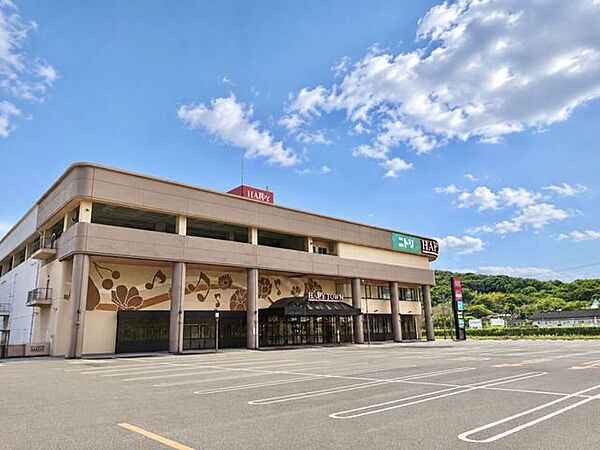 天満屋ハピータウン鴨方店鴨方駅近く・国道2号沿いでアクセス良好！広々とした駐車場でお買い物もしやすく、食品・衣料品・日用品まで揃う便利な大型ショッピング施設です。 1300m