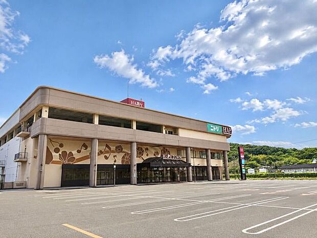 天満屋ハピータウン鴨方店鴨方駅近く・国道2号沿いでアクセス良好！広々とした駐車場でお買い物もしやすく、食品・衣料品・日用品まで揃う便利な大型ショッピング施設です。 1840m