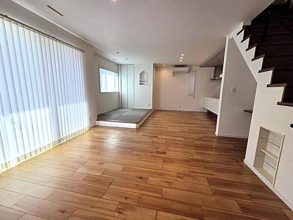 木の温かみを感じる広々としたLDKは家族が自然と集まる心地よい空間です