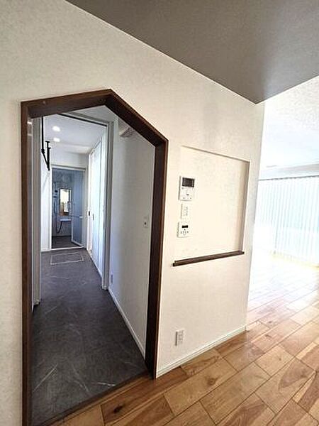 デザイン性のある木枠がお部屋のアクセントになっています