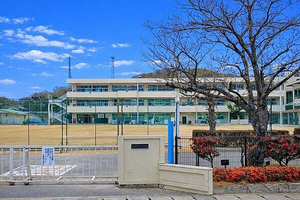 倉敷市立玉島南小学校 940m