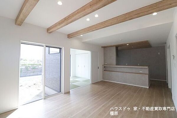 和室と合わせて22.5帖の大きな空間。お客様が大勢いらしてもゆったりおくつろぎいただけます。