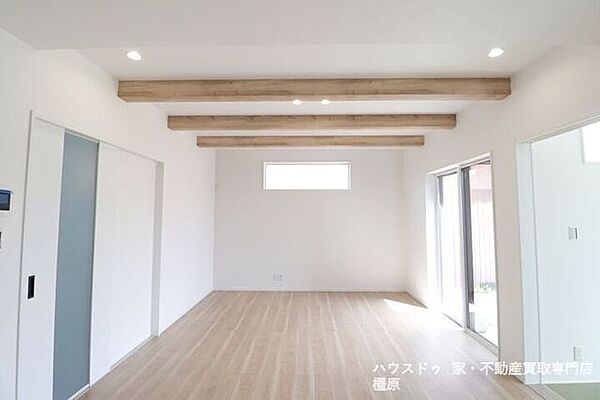 18帖のLDKは是非ご覧いただきたいポイント。南向きの大変明るいお部屋です。