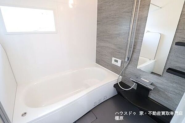 足を伸ばしておくつろぎいただける1坪サイズ。浴室乾燥機・追い焚き機能を完備しております。