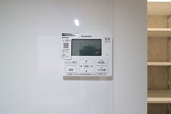 キッチンからボタン一つでお湯はりや追い焚きの操作ができるオートバス機能付きです