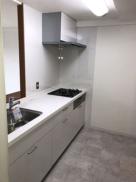 大型のシステムキッチンは今回新調新調いたしました。ご家族並んで調理できる十分なスペースがございます