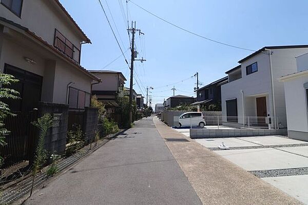 並列駐車3台！大型車もスムーズに駐車いただけます。