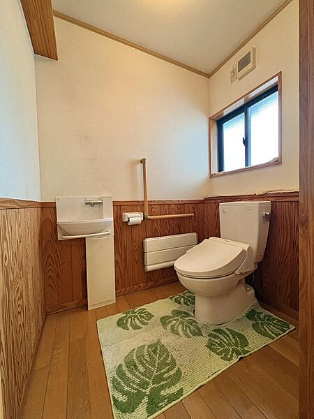 広々としたトイレです。