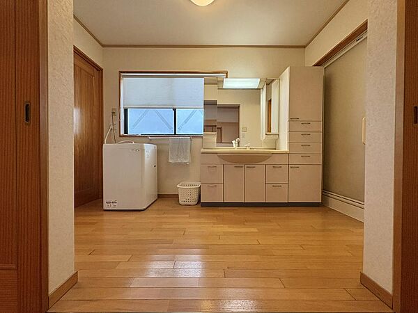 広々とした洗面脱衣所です。