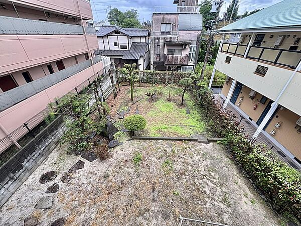 上から見ても広々とした庭です。