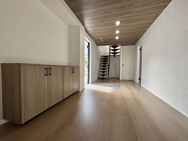 オシャレな開放感のある玄関です。